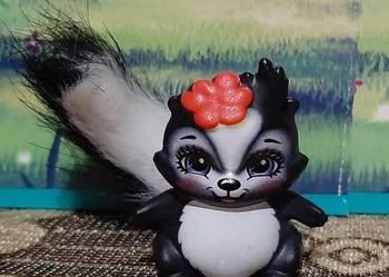 Lalka Enchantimals Sage Skunk z pupilem Caper