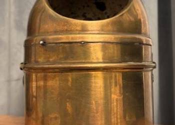 Stary mosiężny kompas kardanowy - binnacle morski do nawigacji