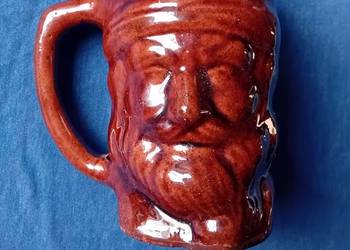 Ceramiczny kufel, uformowany w kształcie głowy brodatego mężczyzny. Z metką