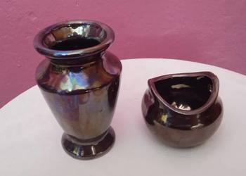 Dwa  ceramiczne wazoniki metalicznie szkliwione.