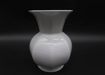 Wazon z Białej Porcelany – Styl Barokowy