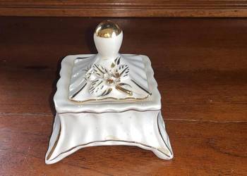 Puzderko na 4 nóżkach.  Bez sygnatury.