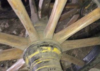 Osie od woza z kołami.