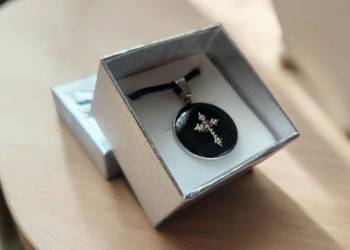 Elegancki wisiorek z krzyżykiem w żywicy na czarnym rzemyku