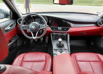 Alfa Romeo Giulia # piękne wnętrze# czarna perła