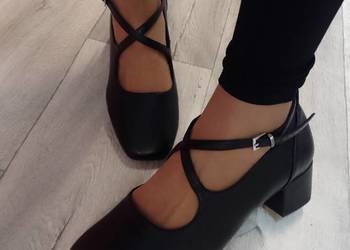 (42) Czarne czółenka wieczorowe z zapięciem z Londynu, NOWE