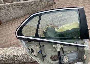 Szyba drzwi tylnych prawych jetta