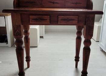 Drewniany sekretarzyk vintage z rzeźbionymi motywami motyli i 8 szufladami