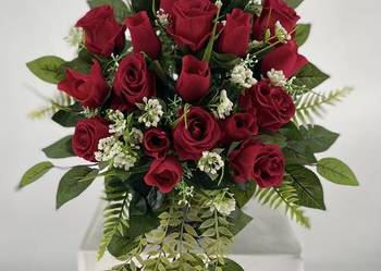 Wiązanka nagrobna z czerwonych róż – elegancka kompozycja kwiatowa