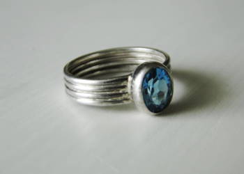 Cudny pierścionek srebro 925 i lazurowa cyrkonia