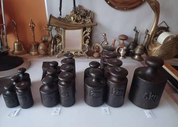 Stare, metalowe odważniki.