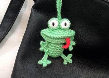 Śmieszna żabka wykonana na szydełku, brelok, zawieszka