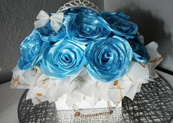 Flowerbox z niebieskich róż ze wstążki
