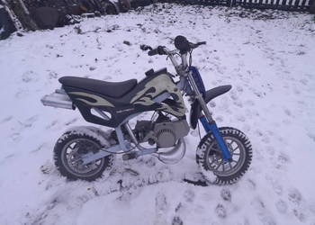 Mini cross dla dzieci, pali, jeździ, hamuje.