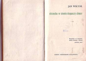 (0134) STRZECHA W CIENIU DRAPACZY CHMUR – JAN WIKTOR