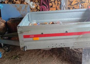 Syndyk sprzeda uszkodzoną przyczepkę Temared.