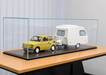 Model DEAGOSTINI Fiat 126p + przyczepa Niewiadów SKALA 1:8 + gablotka