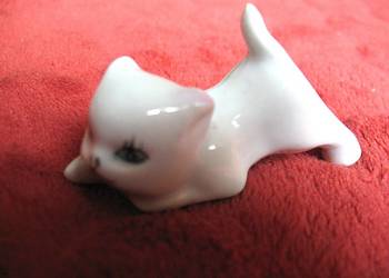 Kot - biały, młody kotek - porcelana - 4 x 6 x 2,5 cm