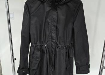 Czarna parka kurtka z kapturem