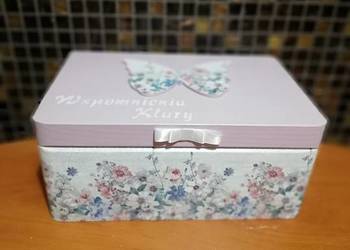 Kuferek kwiatowy z motylem różowy z imieniem decoupage