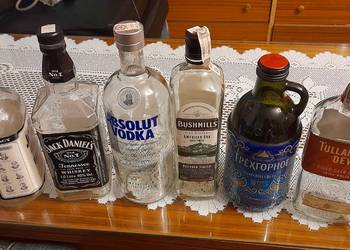 Butelki po alkoholach gatunkowych.