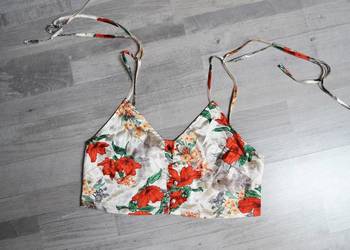 PrettyLittleThing Top w kwiaty XS bluzka satynowa