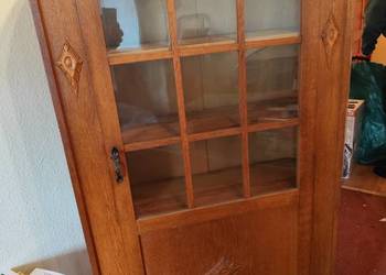 stara zabytkowa witryna biblioteczka