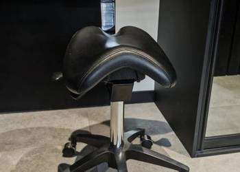 Taboret siodłowy z ergonomicznym siedziskiem typu siodło, skórzane.