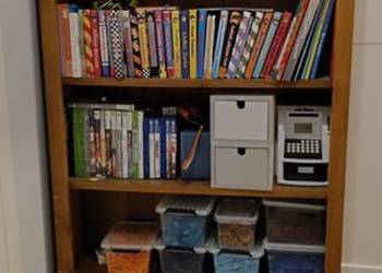 Brązowy drewniany regał na książki - chyba Ikea Hemnes 180x22x80