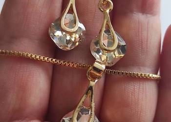 Śliczny komplet kolczyki i wisiorek