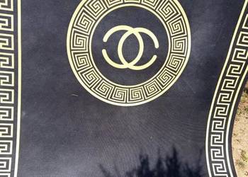 Dywan czarno-złoty z klasycznym wzorem w stylu Coco Chanel
