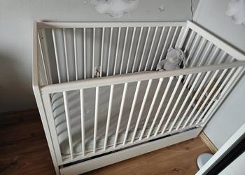 Łóżeczko dla niemowlaka z szufladą i materacem Hilding, białe 120x60