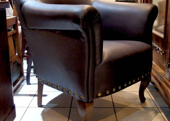 Fotel klubowy międzywojenny w skórze naturalnej po renowacji
