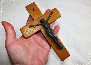 Stary Krzyż z ciemnego drewna do powieszenia nad drzwiami
