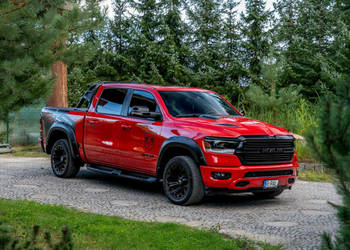 RAM 1500 Crew Cab Laramie / 5.7 V8 Hemi / Sport / Doinwestowany / 2 kpl kół