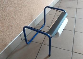 Wieszak ścienny na czyściwo papier w rolkach ręcznik