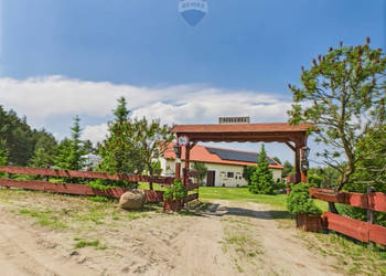 Ranczo w lesie z wyspą stawem basenem stajnią