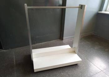 Wieszaki na ubrania sklepowe wyposażenie sklepu likwidacja