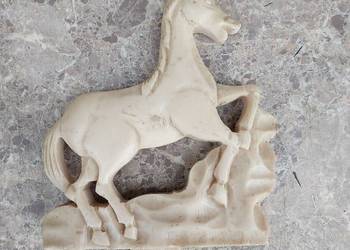 Koń konik na koronę górkę starego zegara żywica