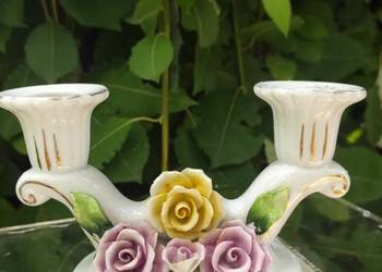 Porcelanowy świecznik na dwie świece*zdobiony 
pelnoplastycznymi kwiatami