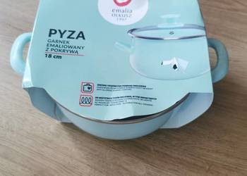Garnek 2.9 litra 18 cm średnicy.