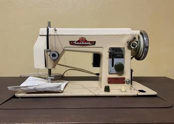 Maszyna do szycia Łucznik wraz ze stołem