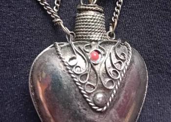 Platerowany wiktoriański wisiorek - flakonik na perfumy w formie serca.