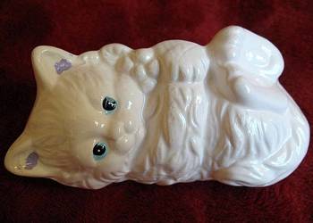 Kot - młody kociak leżący - porcelana - 5 x 10 x 5 cm