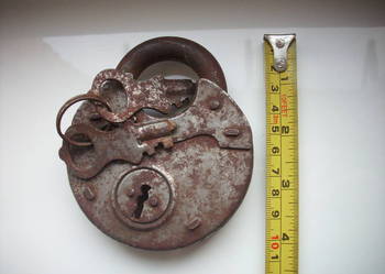 Duża,zabytkowa kłódka z PRL-u