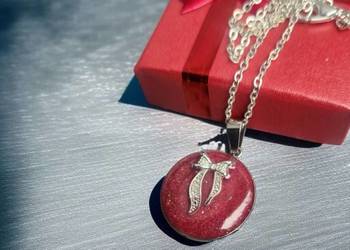 Naszyjnik pełen blasku, różowa żywica i srebrny akcent