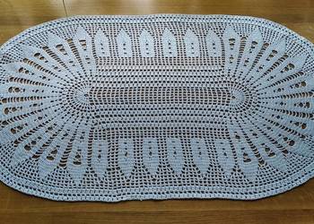 Owalna serweta o wymiarach 82 x 45 cm - biała
