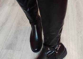 (43) Czarne, zdobione Kozaki oficerki biznesowe, Nowe (43) Czarne, zdobione Kozaki oficerki biznesowe, Nowe