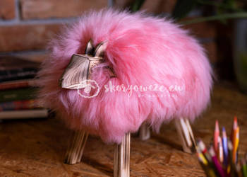 Krzesło, baranek dekoracyjny, cukierkowy róż