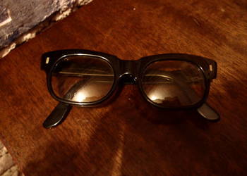 Zabytkowe okulary, solidne oprawki z dawnych lat